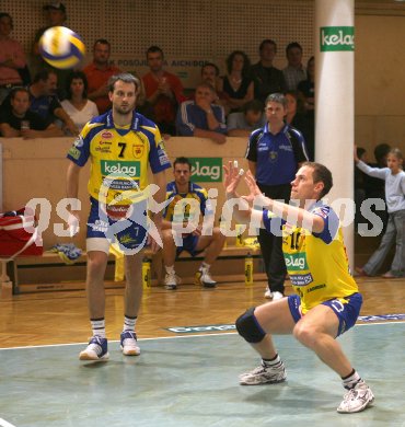 Volleyball Bundesliga. SK Aich/Dob gegen Hypo VBK.  Jure Kokot, Nejc Pusnik (Aich/Dob).  Bleiburg am 7.10.2006
---
pressefotos, pressefotografie, kuess, qs, qspictures, sport, bild, bilder, bilddatenbank