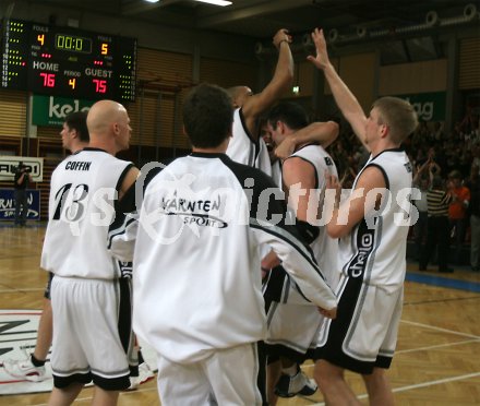 Basketball Bundesliga. W?rthersee Piraten. Semifinale. Piraten gegen Gmunden. Jubel der Piraten ?ber den knappen Sieg gegen Tabellenf?hrer Gmunden. Klagenfurt, am 15.5.2005.
---
pressefotos, pressefotografie, kuess, qs, qspictures, sport, bild, bilder, bilddatenbank
