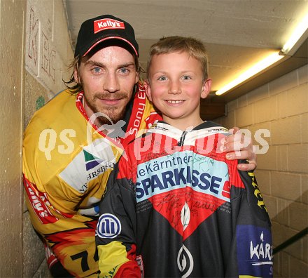 Eishockey Bundesliga. KAC gegen Vienna Capitals. Dieter Kalt hat bei den KAC Fans noch viele Fans, speziell bei den jungen. Klagenfurt, am 10.4.2005.
---
pressefotos, pressefotografie, kuess, qs, qspictures, sport, bild, bilder, bilddatenbank