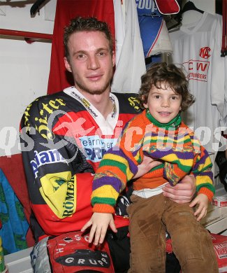 Eishockey Bundesliga. KAC gegen Innsbruck.Philippe Horsky mit Nachwuchs. Klagenfurt, am 27.3.2005.
---
pressefotos, pressefotografie, kuess, qs, qspictures, sport, bild, bilder, bilddatenbank