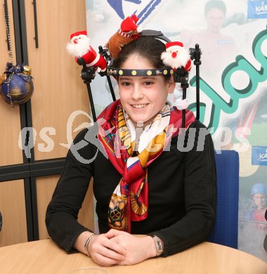 Turnen. Erster ?ffentlicher Auftritt von Carina Hasen?hrl nach ihrem schweren Trainingsunfall. Carina Hasen?hrl. Klagenfurt, am 23.12.2006.
Foto: qspictures/Kuess
---
pressefotos, pressefotografie, kuess, qs, qspictures, sport, bild, bilder, bilddatenbank