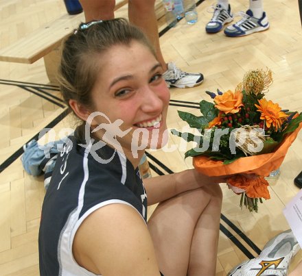 Volleyball Bundesliga Semifinale. Wildcats gegen Linz. Luise Seidl wurde f?r ihre ausgezeichneten Leistungen mit dem Jugendnationalteam geehrt. Klagenfurt, am 8.4.2005.
---
pressefotos, pressefotografie, kuess, qs, qspictures, sport, bild, bilder, bilddatenbank