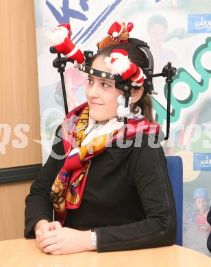 Turnen. Erster ?ffentlicher Auftritt von Carina Hasen?hrl nach ihrem schweren Trainingsunfall. Klagenfurt, am 23.12.2006.
Foto: qspictures/Kuess
---
pressefotos, pressefotografie, kuess, qs, qspictures, sport, bild, bilder, bilddatenbank
