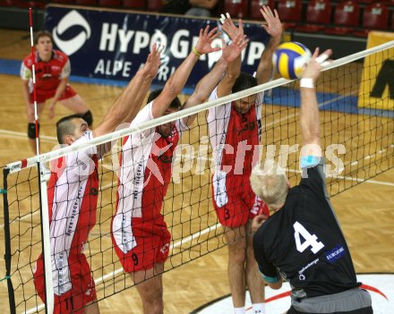 Volleyball Bundesliga. Hypo VBK gegen Enns. Peter Polony, Peter Vanik, Miomir Krasnic (Hypo). Klagenfurt, 11.11.2006
Foto: Kuess
---
pressefotos, pressefotografie, kuess, qs, qspictures, sport, bild, bilder, bilddatenbank