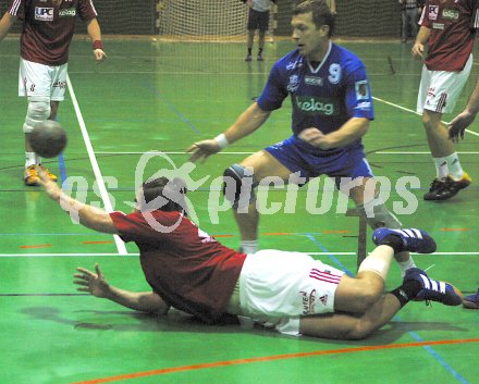 Handball Bundesliga Derby HCK 59 gegen SC Ferlach. Klaus Haslinglehner (HCK) gegen Jani Kontrec. Klagenfurt, am 10.12.2005.
---
pressefotos, pressefotografie, kuess, qs, qspictures, sport, bild, bilder, bilddatenbank