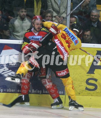 Eishockey Bundesliga. KAC gegen Vienna Capitals. Craig gegen Kraiger. Klagenfurt, am 5.4.2005.
---
pressefotos, pressefotografie, kuess, qs, qspictures, sport, bild, bilder, bilddatenbank