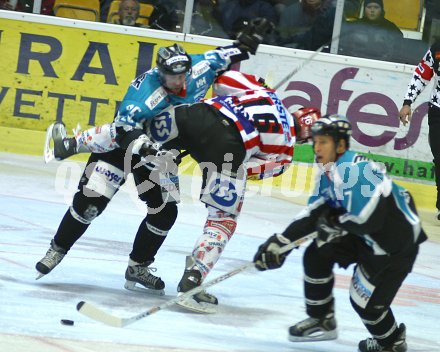 Eishockey Bundesliga. KAC gegen EHC Liwest Linz. Mark Sz?cs (Linz) hebelt Philippe Horsky aus. Klagenfurt, am 9.12.2005.
---
pressefotos, pressefotografie, kuess, qs, qspictures, sport, bild, bilder, bilddatenbank