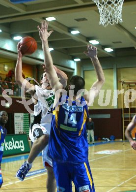 Basketball Bundesliga. W?rthersee Piraten gegen St. P?ltner Haie.  Domagoj Kesina (Piraten) gegen  Ivo H?ger (14) (St. P?lten). Klagenfurt, am 30.12.2005.
---
pressefotos, pressefotografie, kuess, qs, qspictures, sport, bild, bilder, bilddatenbank