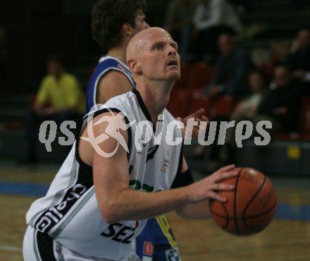 Basketballspiel Piraten gegen Oberwart. Mike Coffin. Klagenfurt, am 29.10.2004.
---
pressefotos, pressefotografie, kuess, qs, qspictures, sport, bild, bilder, bilddatenbank
