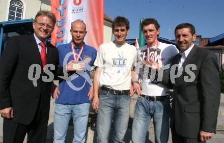 Empfang der Bronzemedaillengewinner in der Biathlon Staffel Daniel Mesotitsch und Fritz Pinter in St. Jakob im Rosental. LHStv. Peter Ambrozy, Daniel Mesotitsch, Wolfgang Rottmann, Fritz Pinter, Bgm. Johann Obiltschnig.
---
pressefotos, pressefotografie, kuess, qs, qspictures, sport, bild, bilder, bilddatenbank
