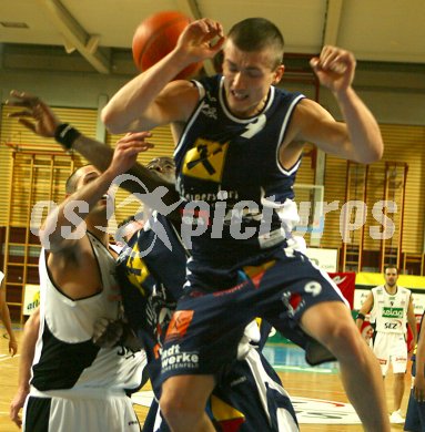 Basketball Bundesliga. W?rthersee Piraten gegen F?rstenfeld Panthers. Bryan Lucas (Piraten) gegen Drazen Rimarcuk und Jonny McNeil (F?rstenfeld). Klagenfurt, am 8.1.2006.
---
pressefotos, pressefotografie, kuess, qs, qspictures, sport, bild, bilder, bilddatenbank