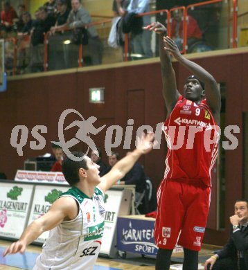 Basketball Bundesliga. W?rthersee Piraten gegen Wels.  Andreas Kuttnig (Piraten), Curtis Bobb (Wels). KLagenfurt, am 12.11.2006.
Foto: Kuess
---
pressefotos, pressefotografie, kuess, qs, qspictures, sport, bild, bilder, bilddatenbank