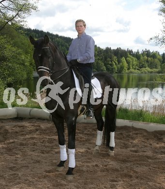 Reiten, Dressurreiten. Nikolaus Niki Erdmann.
---
pressefotos, pressefotografie, kuess, qs, qspictures, sport, bild, bilder, bilddatenbank