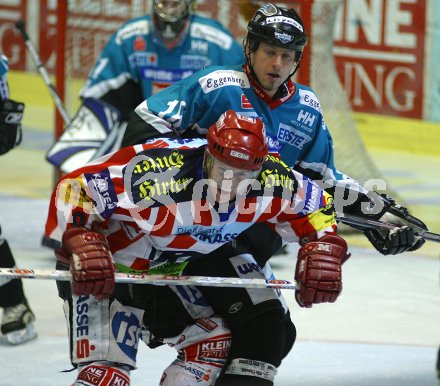 Eishockey Bundesliga KAC gegen Linz. Chad Hinz (KAC, vorne) gegen Chyzowski (Linz).  Klagenfurt, am 9.12.2005.
---
pressefotos, pressefotografie, kuess, qs, qspictures, sport, bild, bilder, bilddatenbank