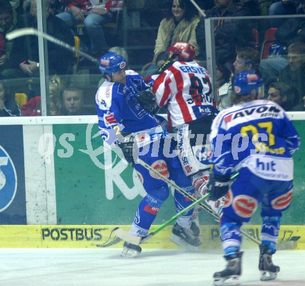 ?sterreichische Eishockey Bundesliga. K?rntner Derby KAC gegen VSV. Darell Scoville (VSV) gegen Dominik Strobl (KAC). Klagenfurt, am 26.12.2005.
---
pressefotos, pressefotografie, kuess, qs, qspictures, sport, bild, bilder, bilddatenbank