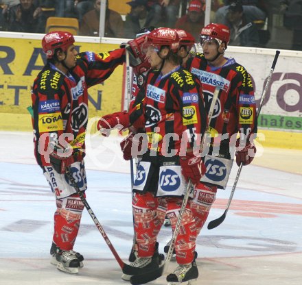 Eishockey Bundesliga. KAC gegen Linz. Torjubel des KAC - Many Viveiros, Heimo Lindner und Philippe Horsky. Klagenfurt, am 4.10.2005.
---
pressefotos, pressefotografie, kuess, qs, qspictures, sport, bild, bilder, bilddatenbank