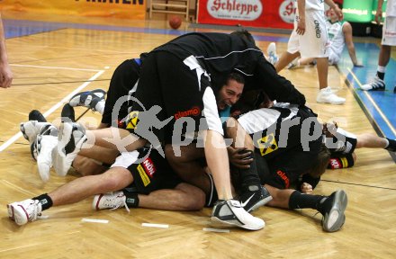 Basketball Bundesliga. W?rthersee Piraten gegen Dukes Klosterneuburg. Jubel Klosterneuburg. Klagenfurt, am 4.2.2007.
Foto: Kuess
---
pressefotos, pressefotografie, kuess, qs, qspictures, sport, bild, bilder, bilddatenbank