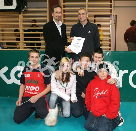 Volleyball Bundesliga. Hypo VBK gegen Tirol. Sportlandesrat Wolfgang Schantl ?berreicht einen Ehrenpreis. Klagenfurt, am 20.3.2006.
---
pressefotos, pressefotografie, kuess, qs, qspictures, sport, bild, bilder, bilddatenbank