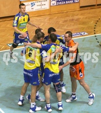 Volleyball Bundesliga. Aich/Dob gegen Salzburg. Jubel Aich/Dob. Bleiburg, am 2.12.2006.
Foto: Kuess
---
pressefotos, pressefotografie, kuess, qs, qspictures, sport, bild, bilder, bilddatenbank