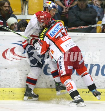Eishockey Bundesliga. KAC gegen Salzburg. Thomas Koch (Salzburg) Jeremy Rebek (KAC). Klagenfurt, am 3.12.2006.
Foto: Kuess
---
pressefotos, pressefotografie, kuess, qs, qspictures, sport, bild, bilder, bilddatenbank