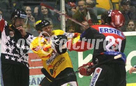 Eishockey KAC gegen Vienna Capitals. Michael Craig gegen Michael Siklenka bei einer z?nftigen Schl?gerei. Klagenfurt, am 31.3.2005.
---
pressefotos, pressefotografie, kuess, qs, qspictures, sport, bild, bilder, bilddatenbank