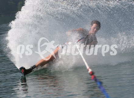 Wasserski. Luisa Zettinig. Slalom. P?rtschach, am 7.9.2005
---
pressefotos, pressefotografie, kuess, qs, qspictures, sport, bild, bilder, bilddatenbank
