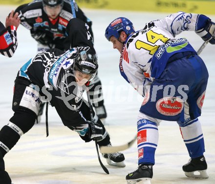 Eishockey Bundesliga. VSV gegen EHC Liwest Linz. Devin Edgerton (VSV), Philipp Lukas (Linz). Villach, am 12.1.2007.
Foto: Kuess 
---
pressefotos, pressefotografie, kuess, qs, qspictures, sport, bild, bilder, bilddatenbank