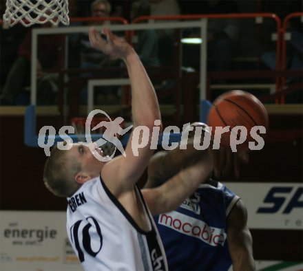 Basketballspiel Piraten gegen Oberwart. Iiro Tenngren. Klagenfurt,am 29.10.2004.
---
pressefotos, pressefotografie, kuess, qs, qspictures, sport, bild, bilder, bilddatenbank