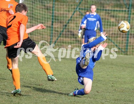 Fu?ball Unterliga Ost. K?ttmannsdorf gegen Wietersdorf. Tamegger David (K?ttmannsdorf), Latschein Patrick (Wietersdorf). K?ttmannsdorf, am 5.11.2006.
Foto: Kuess
---
pressefotos, pressefotografie, kuess, qs, qspictures, sport, bild, bilder, bilddatenbank