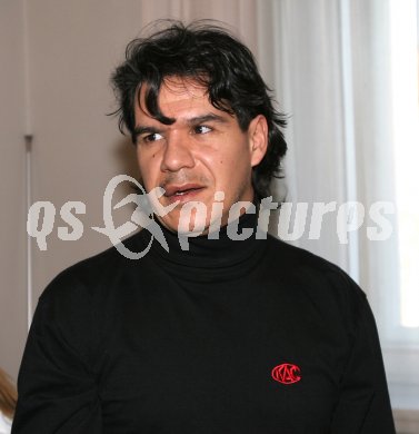 Olympischer Fackellauf. Emanuel Many Viveiros. Klagenfurt, am 20.1.2006.
---
pressefotos, pressefotografie, kuess, qs, qspictures, sport, bild, bilder, bilddatenbank