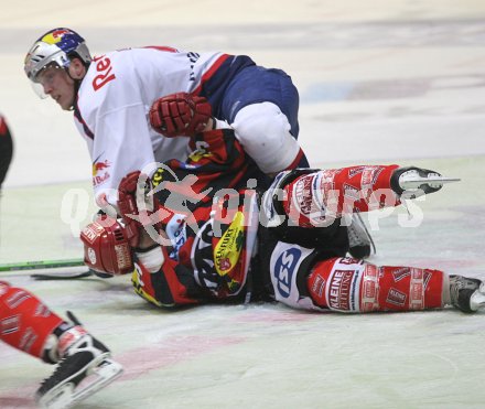 Eishockey Bundesliga. KAC  Salzburg. Die Salzburg oben
(Martin Pewal) der KAC unten (Mario Schaden). Klagenfurt, am 6.11.2005.

---
pressefotos, pressefotografie, kuess, qs, qspictures, sport, bild, bilder, bilddatenbank