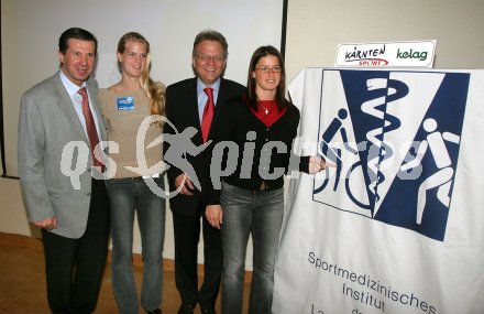 Feier anl??lich des 10. Geburtstages des Institutes f?r Sportmedizin in Klagenfurt. Von links: Dr. Karl Schnabl, Leiter des Institutes f?r Sportmedizin, Barbara Pirker, LHStv. Dr. Peter Ambrozy und Betina Germann. Klagenfurt, am 15.4.2005.
---
pressefotos, pressefotografie, kuess, qs, qspictures, sport, bild, bilder, bilddatenbank