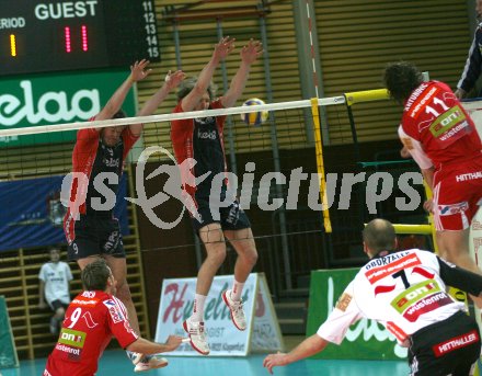 Volleyball Bundesliga. HYPO VBK gegen Hotvolleys. Peter Vanik und Spencer Bemus (Hypo VBK), Darko Antunovic (Hotvolleys). Klagenfurt, am 20.3.2006.
---
pressefotos, pressefotografie, kuess, qs, qspictures, sport, bild, bilder, bilddatenbank