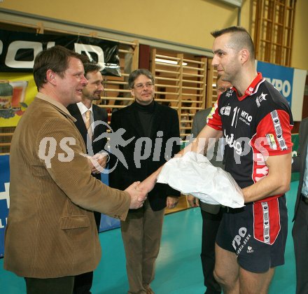 Volleyball Bundesliga. HYPO VBK gegen SK Aich/Dob. Spieler des Abends wurde Peter Polony (Hypo Vbk). Klagenfurt, am 27.2.2006.
Foto: Kuess
---
pressefotos, pressefotografie, kuess, qs, qspictures, sport, bild, bilder, bilddatenbank
