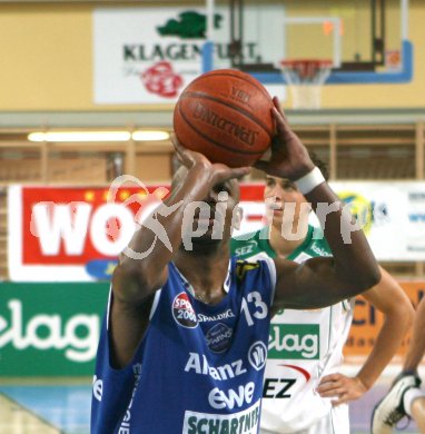 Basketball Bundesliga. W?rthersee Piraten gg. Swans Gmunden.  Deteri Mayes (Gmunden), Marco Breithuber (Piraten). Klagenfurt, am 20.10.2006.
---
pressefotos, pressefotografie, kuess, qs, qspictures, sport, bild, bilder, bilddatenbank