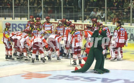 Eishockey Bundesliga. KAC gegen Innsbruck. Mannschaft mit Maskottchen Lindi. Klagenfurt, am 5.10.2006.
---
pressefotos, pressefotografie, kuess, qs, qspictures, sport, bild, bilder, bilddatenbank