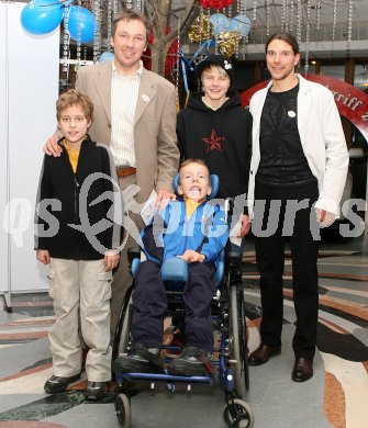 K?rntner Sportgala. Fritz Strobl und Siegfried Grabner mit Kindern. Velden, am 21.12.2006.
Foto: qspictures/Kuess
---
pressefotos, pressefotografie, kuess, qs, qspictures, sport, bild, bilder, bilddatenbank