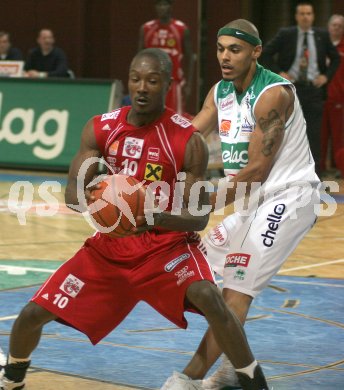 Basketball Bundesliga. W?rthersee Piraten gegen Wels. Anthony Shavies (Piraten), Rasheed Quadri (Wels). KLagenfurt, am 12.11.2006.
Foto: qspictures/Nadja Kuess
---
pressefotos, pressefotografie, kuess, qs, qspictures, sport, bild, bilder, bilddatenbank