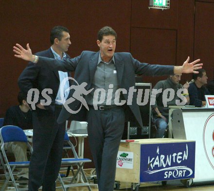 Basketball Bundesliga. W?rthersee Piraten gegen St. P?ltner Haie. Coach William Magarity und Ass. Coach Emir Osmanovic (Piraten). Klagenfurt, am 30.12.2005.
---
pressefotos, pressefotografie, kuess, qs, qspictures, sport, bild, bilder, bilddatenbank