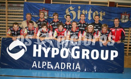 Volleyball 2. Bundesliga. HYPO VBK Mannschaftsfoto. Klagenfurt, am 15.10.2006.
Foto: Kuess
---
pressefotos, pressefotografie, kuess, qs, qspictures, sport, bild, bilder, bilddatenbank