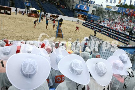 Beachvolleyball. Fans mit Regenschutz mit Blick auf Center Court. Klagenfurt, am 2.8.2006.
---
pressefotos, pressefotografie, kuess, qs, qspictures, sport, bild, bilder, bilddatenbank