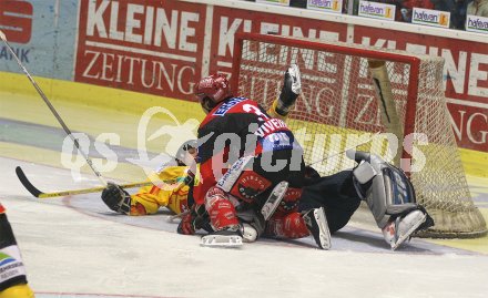 Eishockey Bundesliga. KAC gegen Vienna Capitals. Many Viveiros bekniet Frederic Chabot. Klagenfurt, am 5.4.2005.
---
pressefotos, pressefotografie, kuess, qs, qspictures, sport, bild, bilder, bilddatenbank