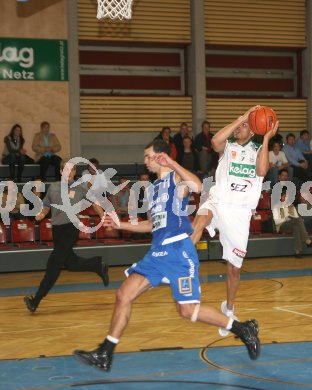 Basketball Bundesliga. W?rthersee Piraten gg. Swans Gmunden. Ian Boylan (Gmunden), Anthony Shavies (Piraten). Klagenfurt, am 20.10.2006.
---
pressefotos, pressefotografie, kuess, qs, qspictures, sport, bild, bilder, bilddatenbank