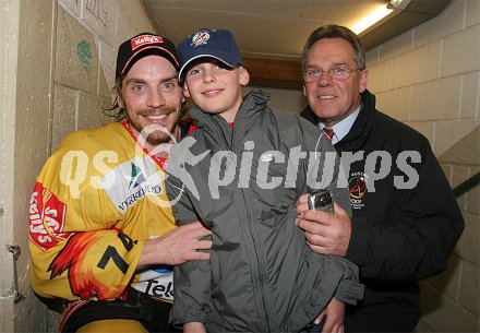 Eishockey Bundesliga. KAC gegen Vienna Capitals. ZU den ersten Gratulanten von Dieter Kalt geh?rten Vater Dieter und Bruder Lukas. Klagenfurt, am 10.4.2005.
---
pressefotos, pressefotografie, kuess, qs, qspictures, sport, bild, bilder, bilddatenbank