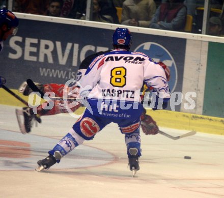 Eishockey Bundesliga. KAC gegen VSV. Der KAC-ler Offner fliegt an Kaspitz vorbei . Klagenfurt, am 29.9.2005.
---
pressefotos, pressefotografie, kuess, qs, qspictures, sport, bild, bilder, bilddatenbank
