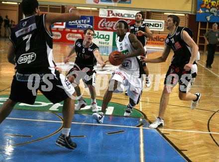 Basketball Bundesliga. W?rthersee Piraten gegen Lions Dornbirn. Damien McSwine (Piraten) gegen Wendell Gibson, Stephen Bahl, Lucas Bertsch und Tobias Nussbaumer (alle Dornbirn) . Klagenfurt, am 12.2.2006. 
---
pressefotos, pressefotografie, kuess, qs, qspictures, sport, bild, bilder, bilddatenbank