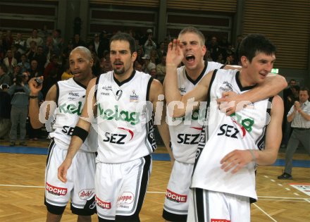 Basketball Bundesliga. W?rthersee Piraten gegen Kapfenberg Bulls. Thomas Kelley, Joachim Buggelsheim, Iiro Tenngren und Selmir Husanovic bejubeln den Sieg gegen Kapfenberg. Klagenfurt, am 9.4.2005
---
pressefotos, pressefotografie, kuess, qs, qspictures, sport, bild, bilder, bilddatenbank