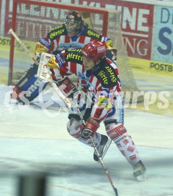 ?sterreichische Eishockey Bundesliga. K?rntner Derby KAC gegen VSV. Many Viveiros, im Hintergrund Andrew Verner (KAC). Klagenfurt, am 26.12.2005.
Foto: Kuess
---
pressefotos, pressefotografie, kuess, qs, qspictures, sport, bild, bilder, bilddatenbank