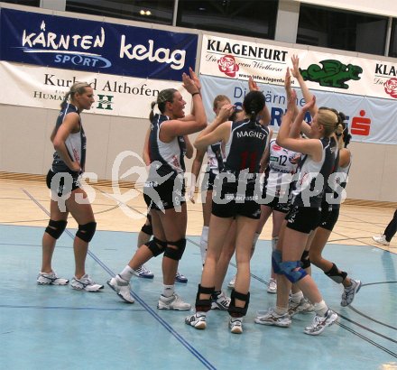 Volleyball Bundesliga Semifinale. Jubel der Wildcats ?ber den Sieg gegen Linz.Wildcats gegen Linz. Klagenfurt, am 8.4.2005.


---
pressefotos, pressefotografie, kuess, qs, qspictures, sport, bild, bilder, bilddatenbank