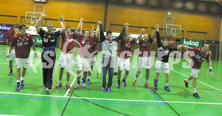 Handball Bundesliga Derby HCK 59 gegen SC Ferlach. Die Spieler des HCK 59 bedanken sich beim Publikum. Klagenfurt, am 10.12.2005.
---
pressefotos, pressefotografie, kuess, qs, qspictures, sport, bild, bilder, bilddatenbank